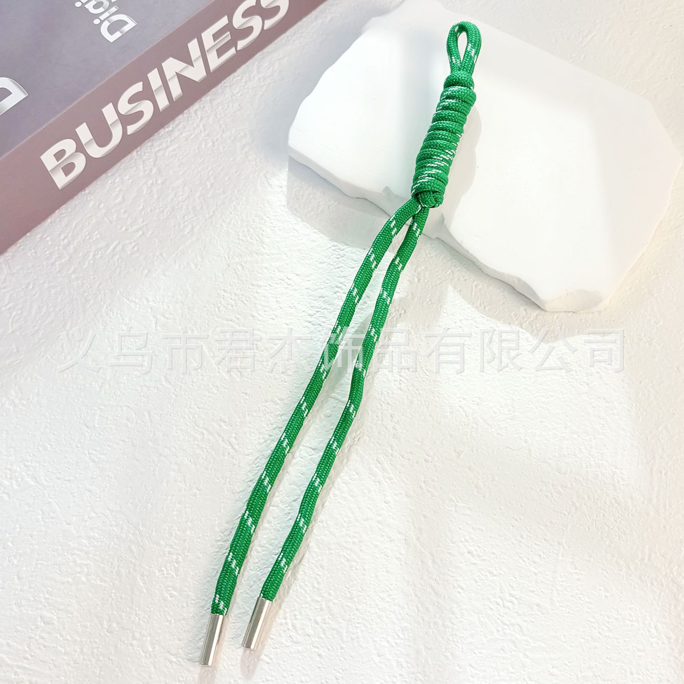 編みカバンのストラップの螺旋の結び紐のiuは鍵のボタンのネットの赤い色の結びの縄の装飾の部品を結びます。