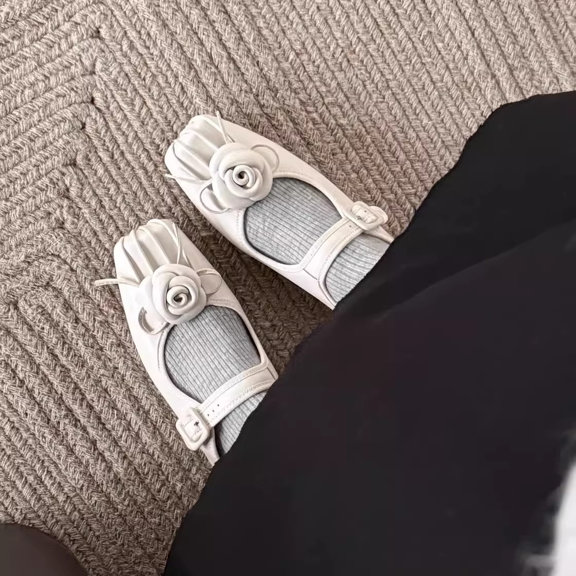 Retro mountain tea square toe flat