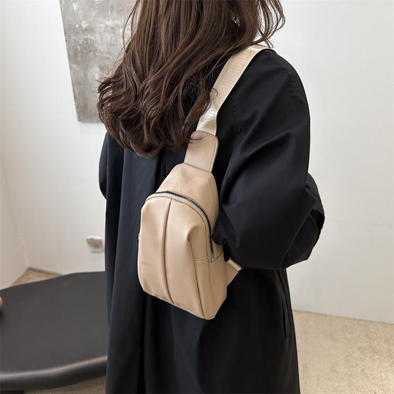 Moda casual marca de moda ins color sólido bolso de mensajero de un solo hombro 2024 invierno nuevo diseño de nicho bolso de pecho de todo fósforo mujer