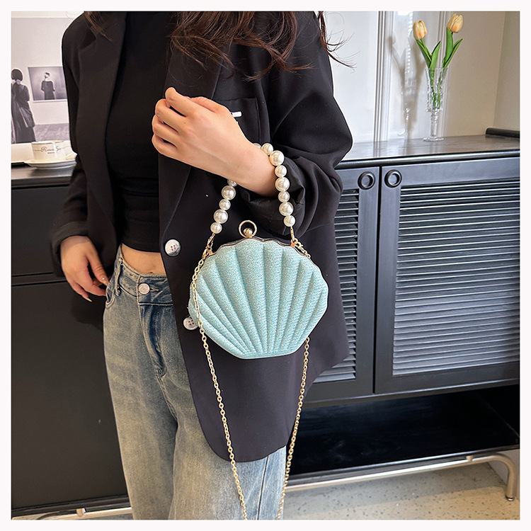 Women's Arylic Solid Color Streetwear Pearls Shell Hook Loop Dome Bag display picture 15