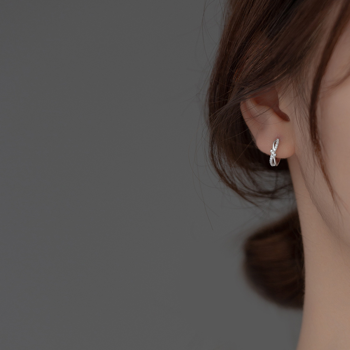 Eloch s925 plata nudo de diamante perilla redonda simple moda pequeña fresca joyas de orejas de mujer M01867