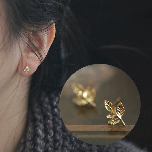 S925 sterling silver gold-plated earrings, a small gold leaf, temperament mini maple leaf earrings, earrings