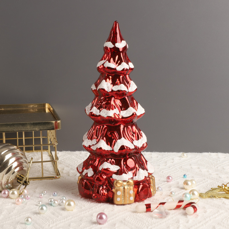クリスマス装飾品プレゼントテーブルのテーブルの上に飾られたミニガラスのクリスマスツリーの発光シーンの配置品|undefined