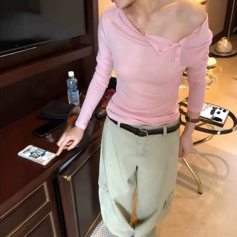 Currently available in Dongdaemun, South Korea, the same style as the 2026 autumn Lake basic versatile round-neck, off-shoulder, buttoned long-sleeve women's T-shirt