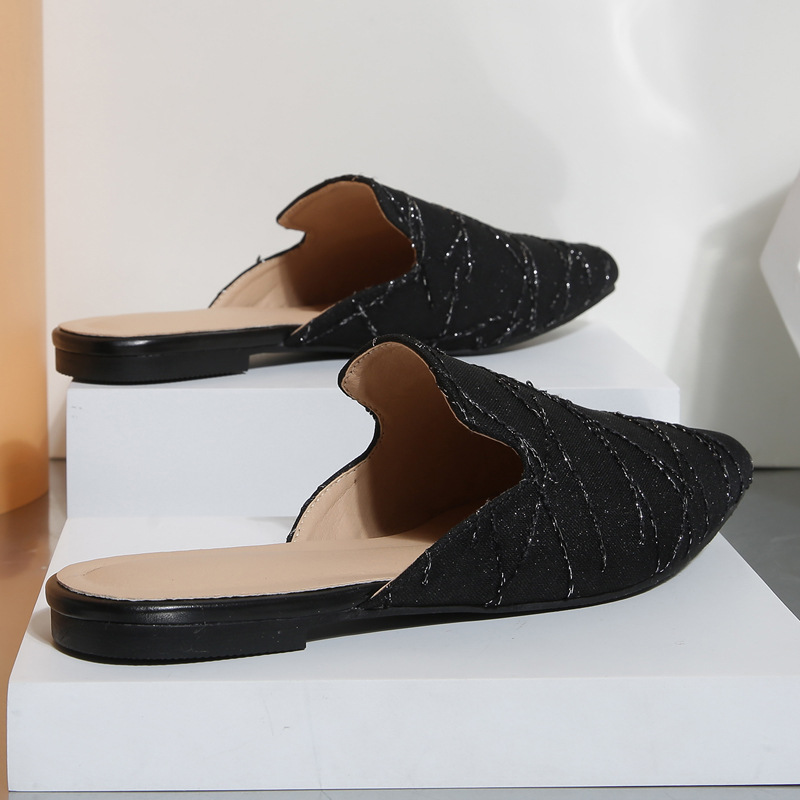 Damsandaler med bullhuvud och halvklackar bär en platt mullersko_voghion.com