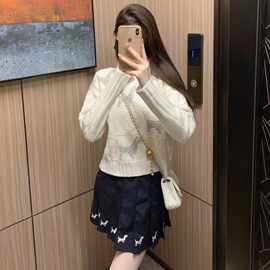 TB女士春秋冬季新款针织圆领毛衣休闲百搭小狗嵌花圆领绞花毛衣