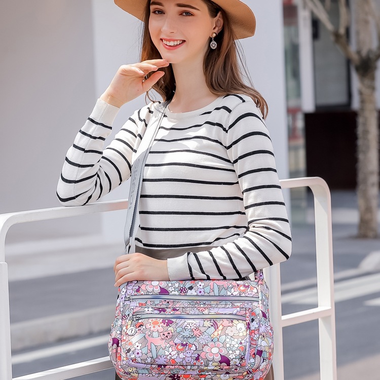 斜挎包大包女2025新款韩版时尚中老年妈妈休闲大容量牛津布包绢花