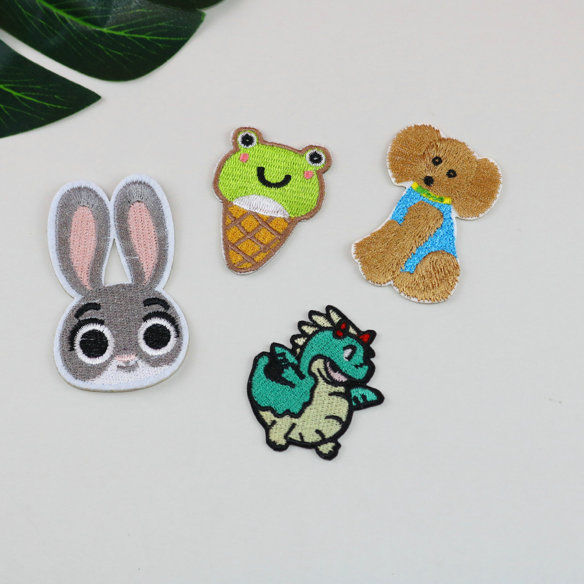 Animal dibujos animados bordado bordado pegatinas de tela pegatinas de espalda pegatinas de bordado de computadora pegatinas de ropa bolsas pegatinas de agujeros pegatinas de parche sello de tela decoración