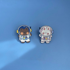 A pair of cute astronaut couple brooches made of alloy in a Japanese style, 2021 new fashion cartoon badge decoration