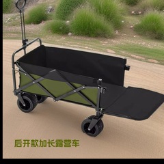 原野人の後にキャンプの車を運転します。キャンプのトレーラーは屋外で折りたたみます。