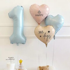 Insレトロな青い数字の風船の装飾が漂っています。