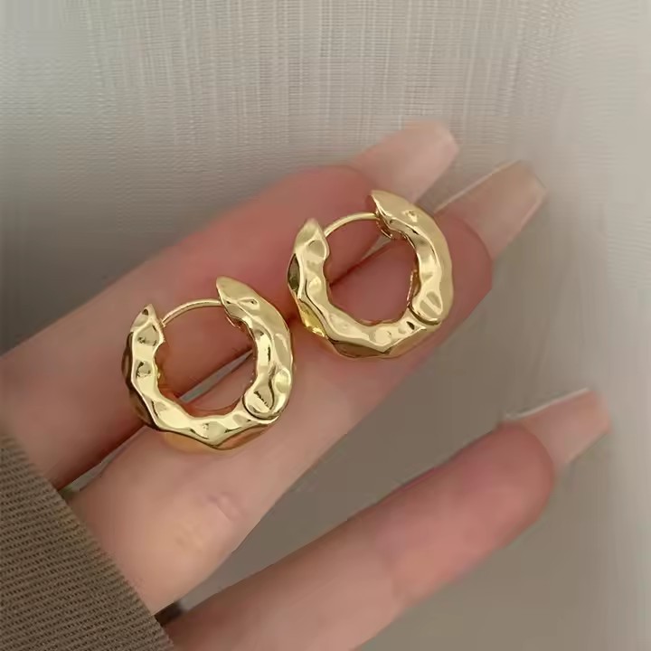 Textura metálica transfronteriza de Europa y Estados Unidos, pequeños aretes simples, elegante, versátil, INS, aretes de alta calidad para mujeres.