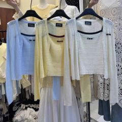 2025春の服の新型の刺繍のアルファベットはやせている気質のメリヤスのベストの底のシャツのカーディガンの上着の2つのセットを現します。