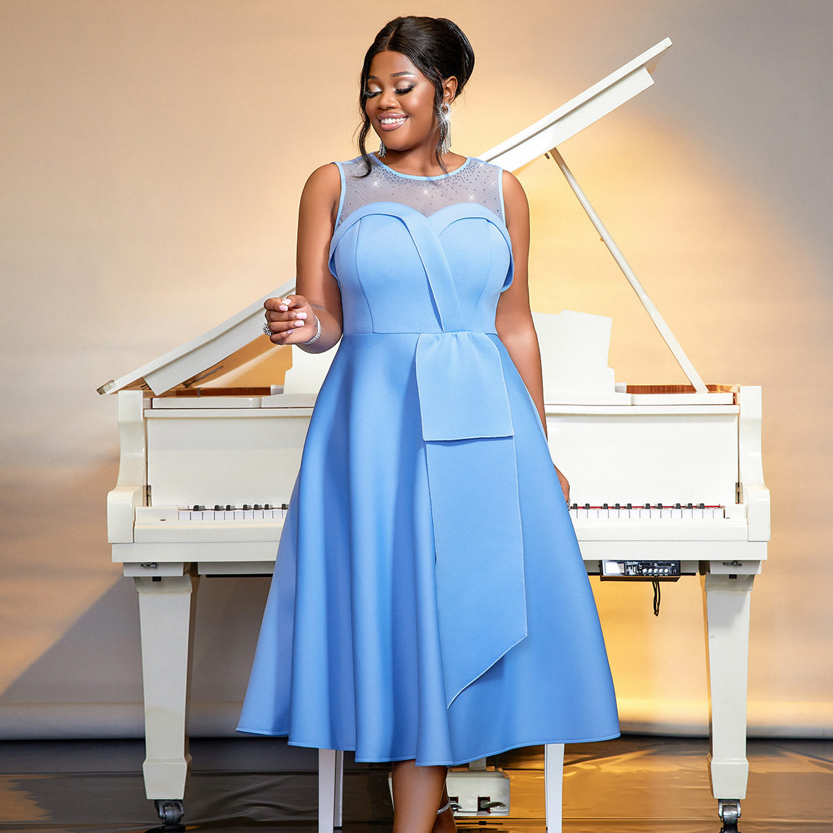 Robe de soirée trapèze sans manches avec empiècements en maille_voghion.com