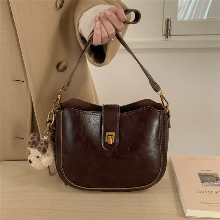 Vintage cera de piel debajo de la axila bolso de cubo bolso de viaje para mujeres otoño y invierno 2025 nuevo estilo coreano mochila de hombro casual