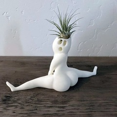 幽霊の植木鉢の置物。