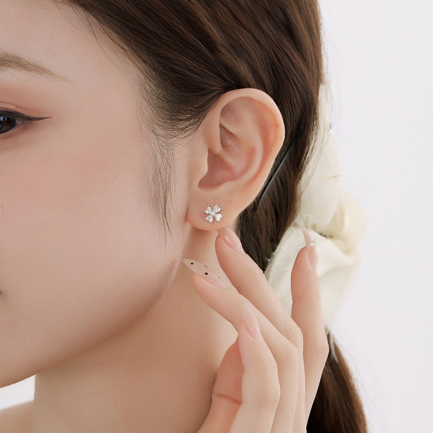 Xuping simple ins viento de cuatro hojas de aleación de cobre chapado en blanco fácil de usar auriculares ligeros de lujo al por mayor