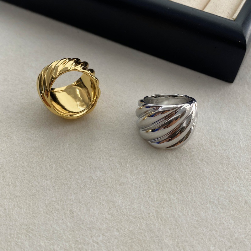 Anello donna a righe verticali elegante gioiello in metallo_voghion.com