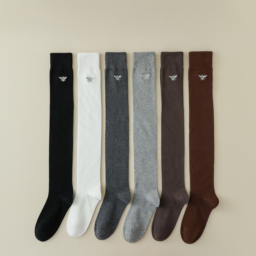 Miumiu Calcetines por encima de la rodilla deshuesados de moda Little Bee Bordado Micro Presión Adelgazante Calcetines de algodón para mujer Calcetines largos