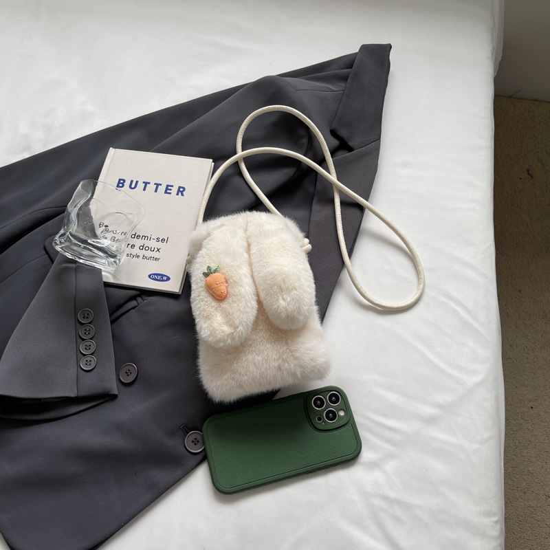 El bolso de teléfono móvil de nicho popular transfronterizo 2025 imita la moda del visón, con un bolso de pelo de oreja de conejo en un hombro.