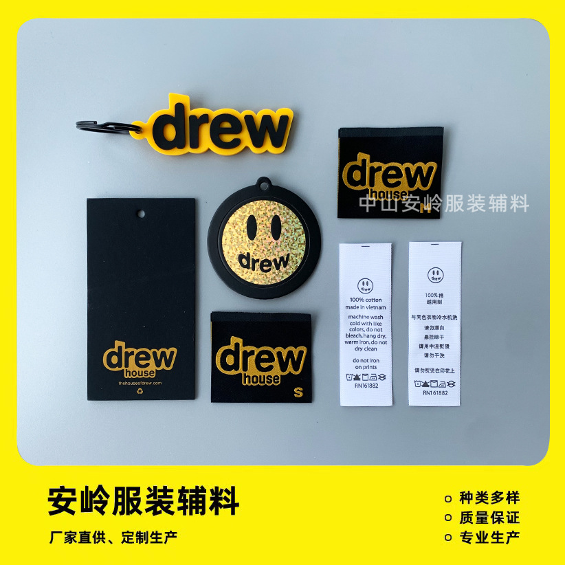 厂家DREW现货新款笑脸吊牌钥匙扣pv商标主唛水洗标服装辅料包装袋