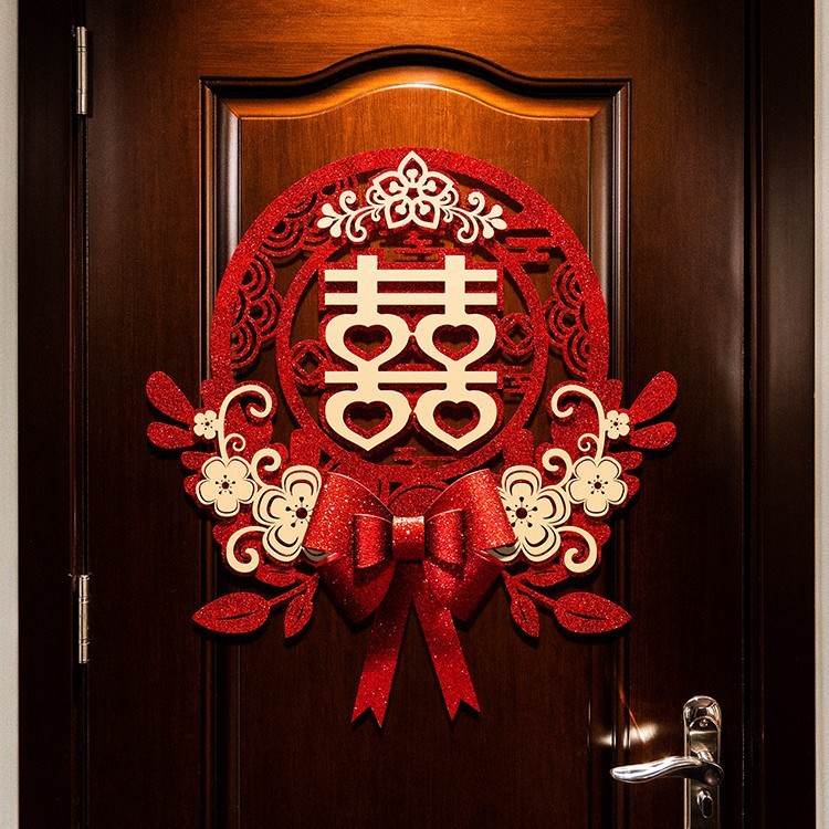 喜字貼り結婚専用の結婚部屋の配置は結婚式の結婚祝いの部屋のドアを飾って金のネギの蝶結びの字のスーツを貼ります。|undefined