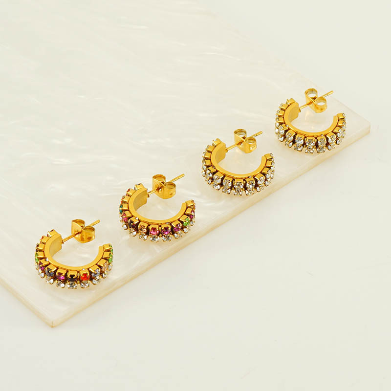 Pendientes de diamantes en forma de C únicos de temperamento transfronterizo estilo europeo y americano femenino 18K pendientes de acero inoxidable pendientes de diamantes coloridos al por mayor