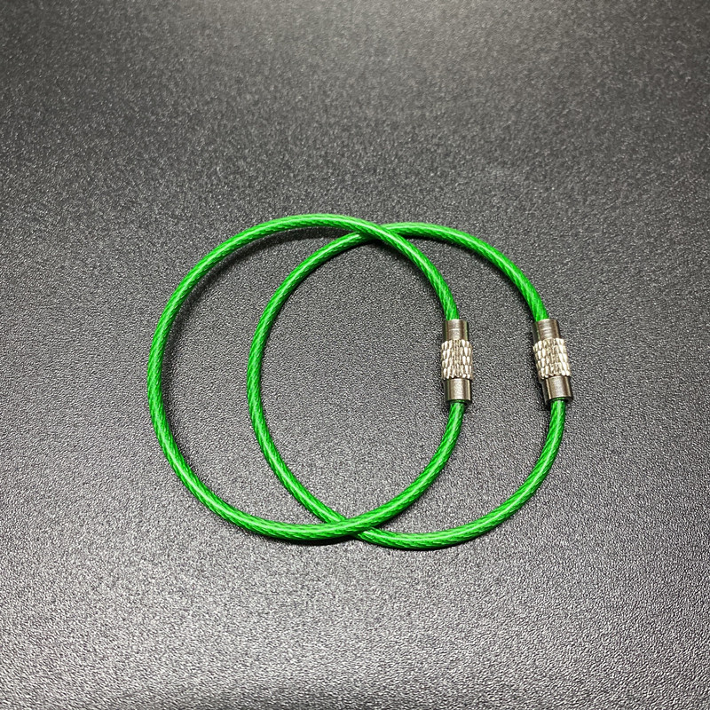 現物のワイヤーの鍵はステンレスカラーのゴムのワイヤーの輪を掛けてプラスチックのワイヤーの鎖を包んで大量に交渉します。