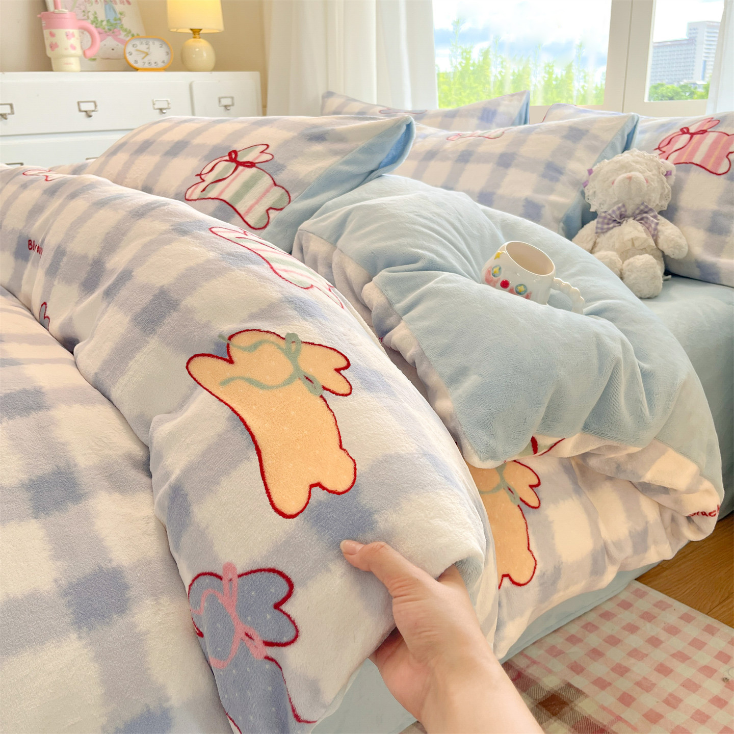 Leche cama de terciopelo conjunto de cuatro piezas 2025 nuevo coral terciopelo dormitorio cama de dibujos animados conjunto de tres piezas invierno terciopelo grueso