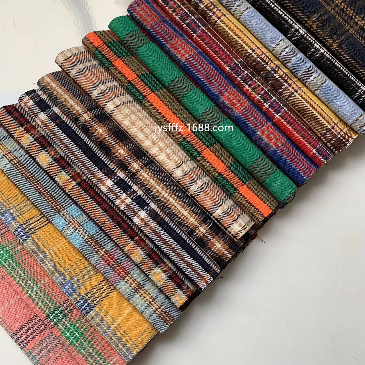 现货法兰绒衬衫涤棉色织格子布 磨毛格裤子秋冬舒适台布时装面料