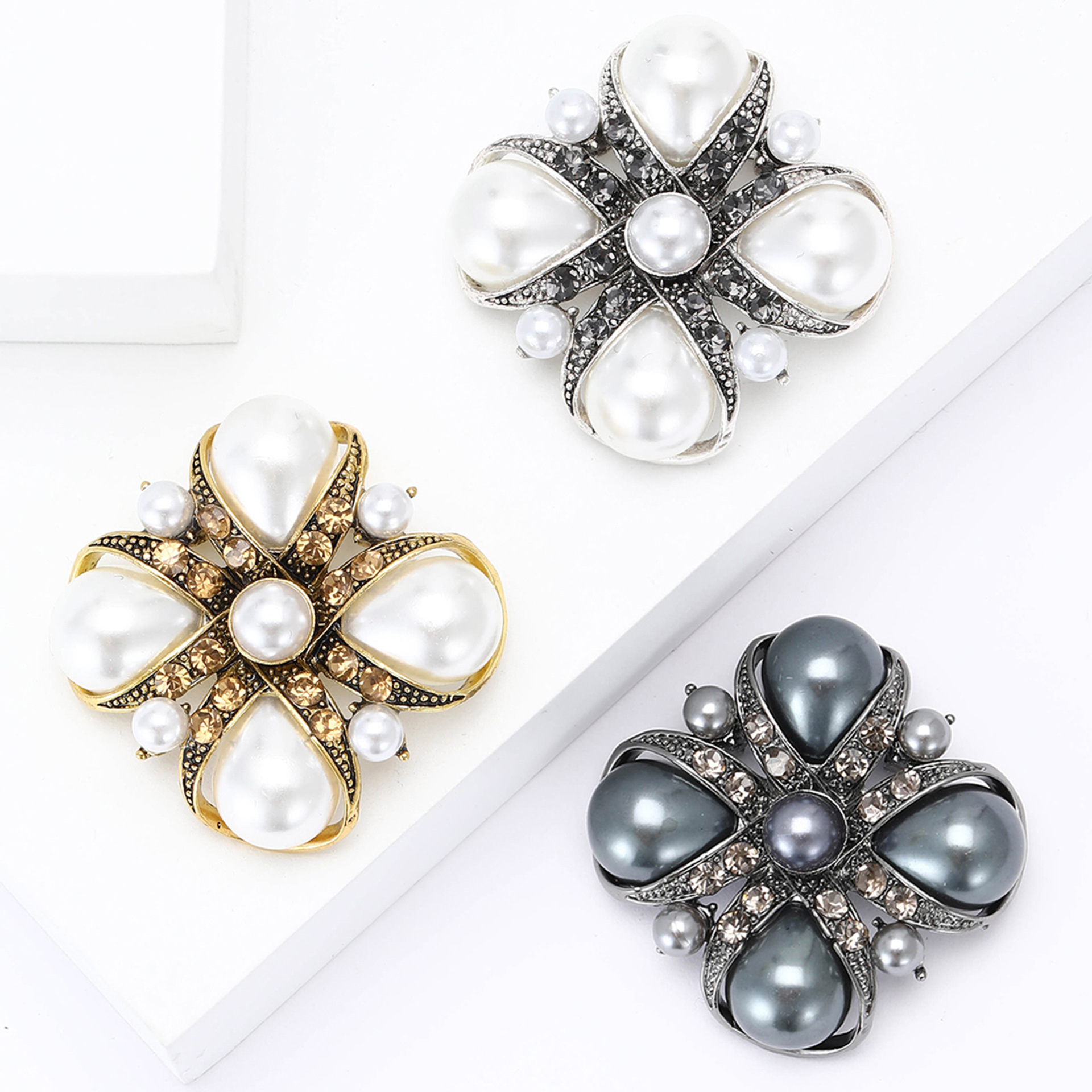 retro universal high-end brooch pearl