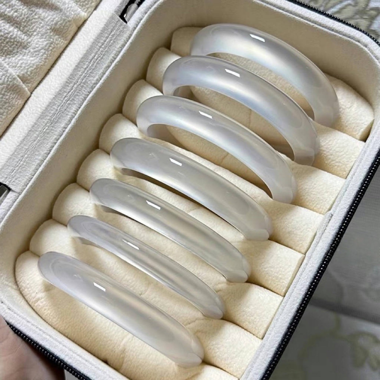 爆款一档纯天然玛瑙手镯女款香槟金白月光玉髓玉镯子高冰透冰种