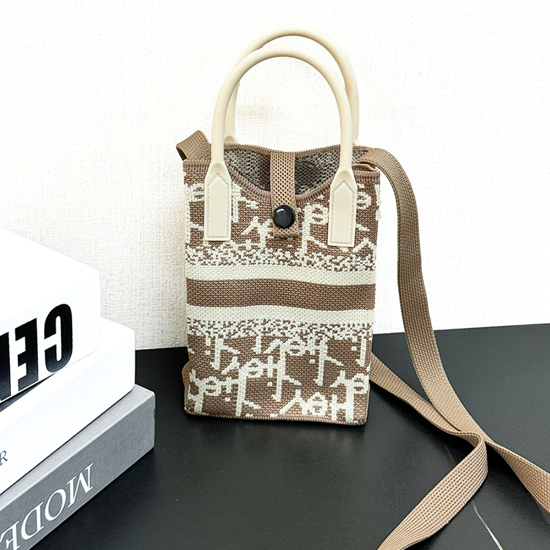 연한 갈색 글자 줄무늬