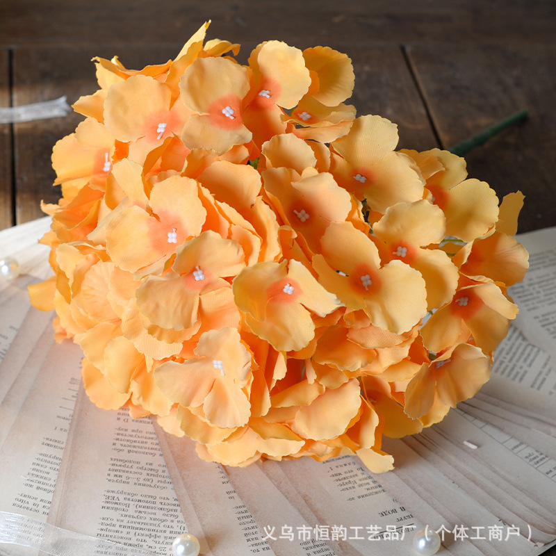 주황색