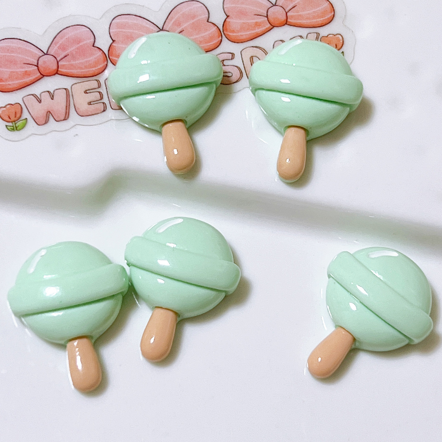 Accesorios de resina de helado transfronterizos de color gelatina piruita DIY adornamiento de cabello pegamento de crema caja de teléfono móvil colgante botón de zapato, etc.