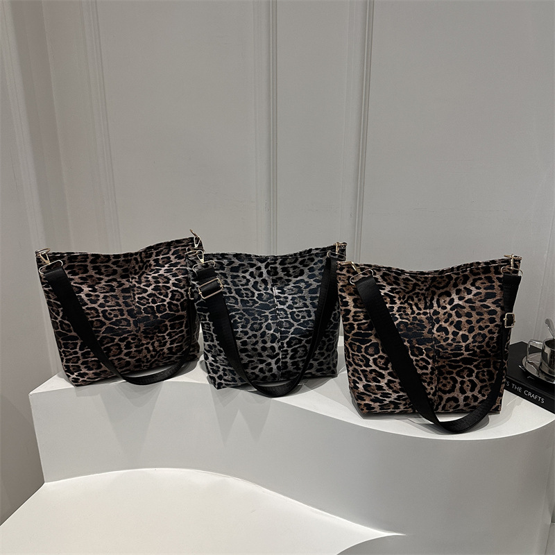 Bolso bandolera de todo fósforo moda femenina estampado de leopardo japonés nuevo bolso de hombro de ins retro estilo perezoso bolso de alta capacidad