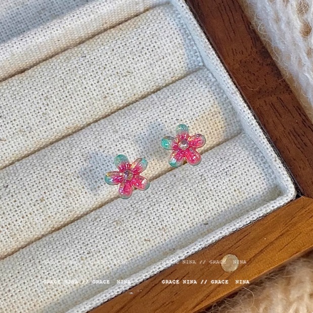 Super Fairy Gradiente Atmósfera Flores Pequeños Pendientes Moda femenina Temperamento Todo fósforo Sentido de alta gama Pendientes de primavera y verano Accesorios para orejas