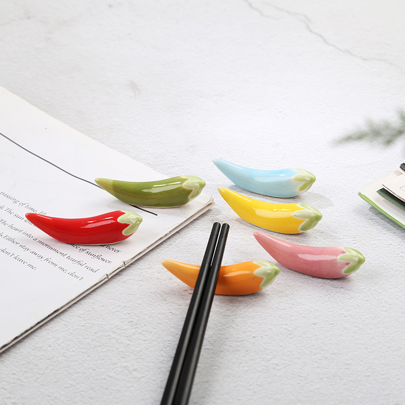 Creative vegetable small pepper ceramic chopstick holder chopstick holder Japanese cuisine hotel table chopstick pillow male chopstick chopstick holder