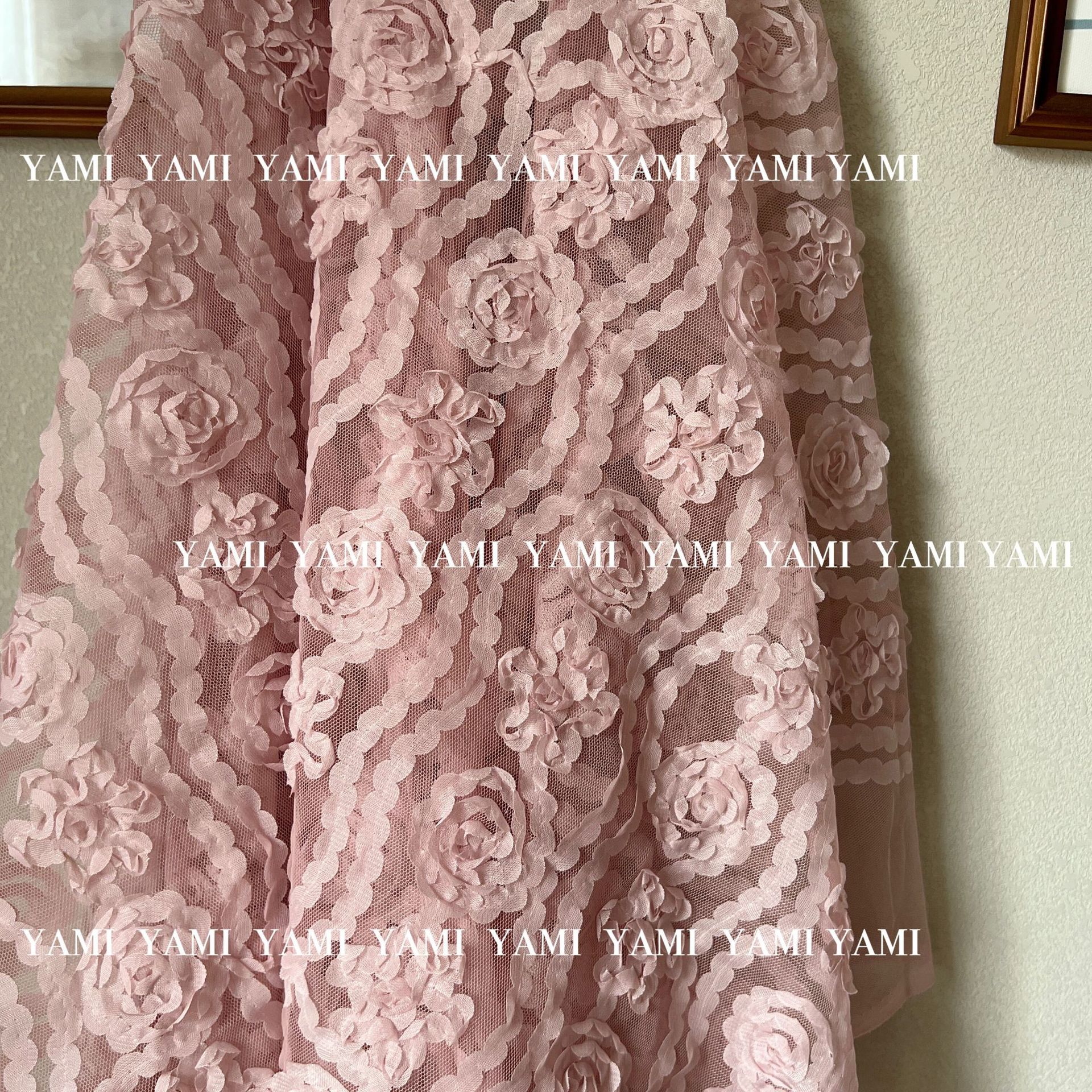 Tela de encaje al por mayor de malla de tres en una placa con crochet ola Rosa bordado cortina de tela moda