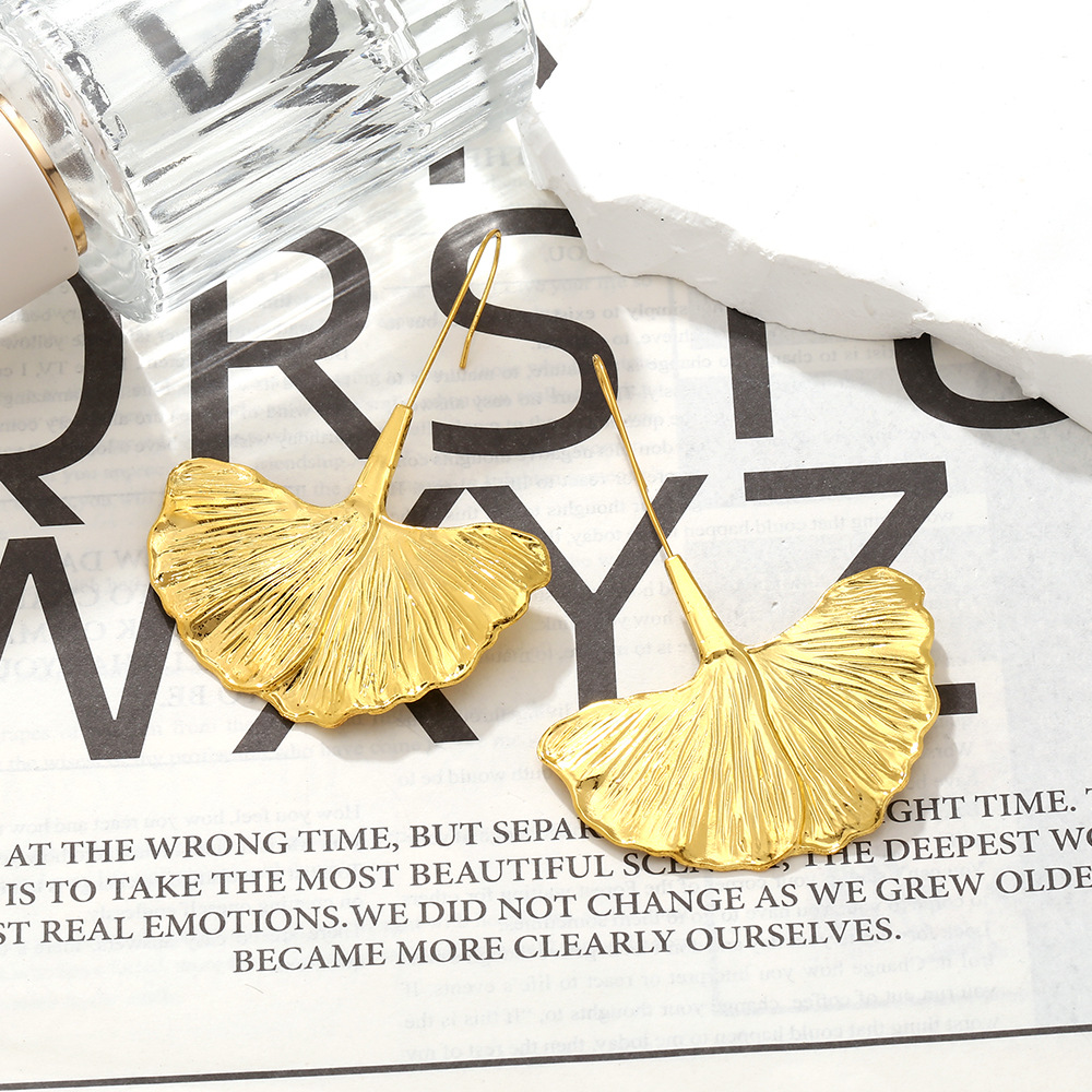 European and American Light Luxury Vintage Ginkgo Leaf Earrings Metal Pendant Ear Hook Cross Border Ladies Elegant Autumn Fashion Earrings