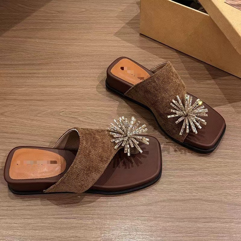 La pendiente gruesa y los fuegos artificiales de diamante con zapatillas de dedo de punta para mujeres de verano 2026 nuevas zapatillas de playa versátiles de alta calidad