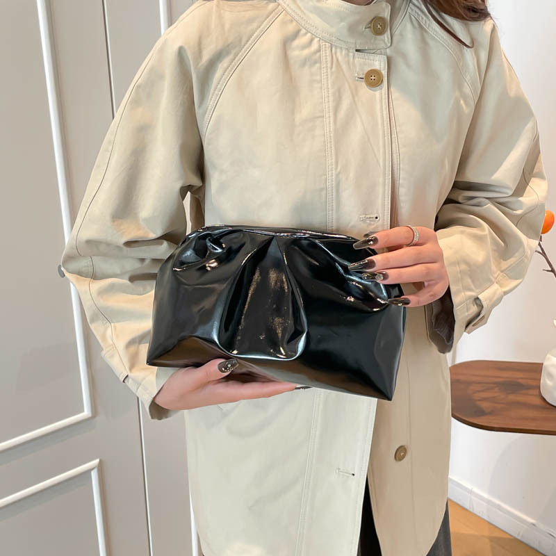 2025 bolsas de nubes plegadas de alta calidad bolsas de bolsas de bolsas de brazo nuevas bolsas de bolsas de moda casuales de hombro de mano de mujer