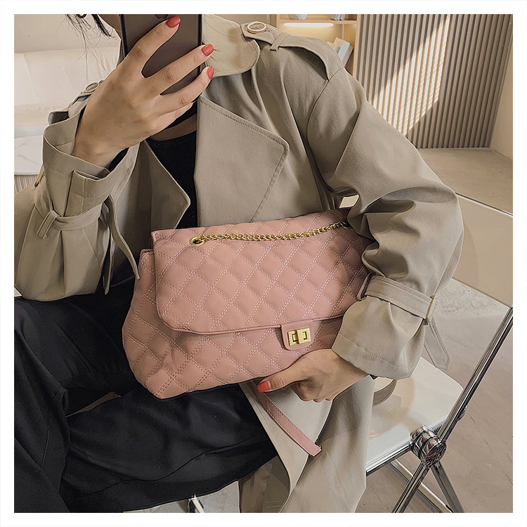 The new diamond-shaped chain bag for women is a trendy and fashionable matte single-shoulder armpit bag for commuting. The large-capacity crossbody bag is a cross-border trend undefined