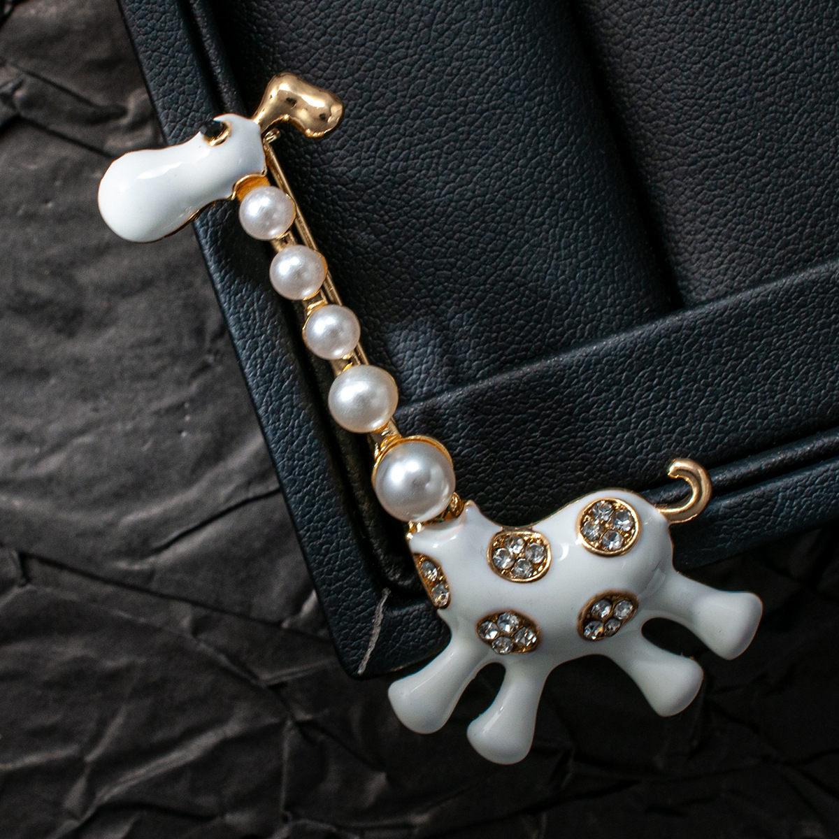 Cute Enamel Pearl Giraffe Brooch for Women, Light Luxury Niche Animal Deer Pin, Unique Fashion Versatile Accessory