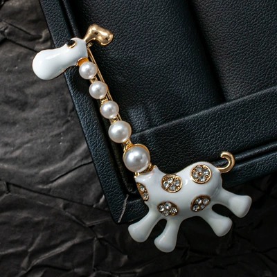 Cute Enamel Pearl Giraffe Brooch for Women, Light Luxury Niche Animal Deer Pin, Unique Fashion Versatile Accessory (Yaxa sancaqları) - gold-giraffe-brooch