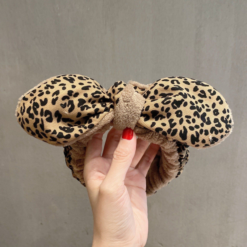 顔を洗って髪を洗って新型の少女の韓国の化粧をつけてマスクの専用のカチューシャをつけます。