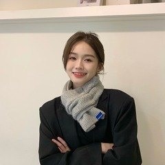 クロスの短いマフラーの女性の冬の保温の純色のニットは首を囲む学生の韓国版のカップルの怠け者のマフラーを囲んでいます。