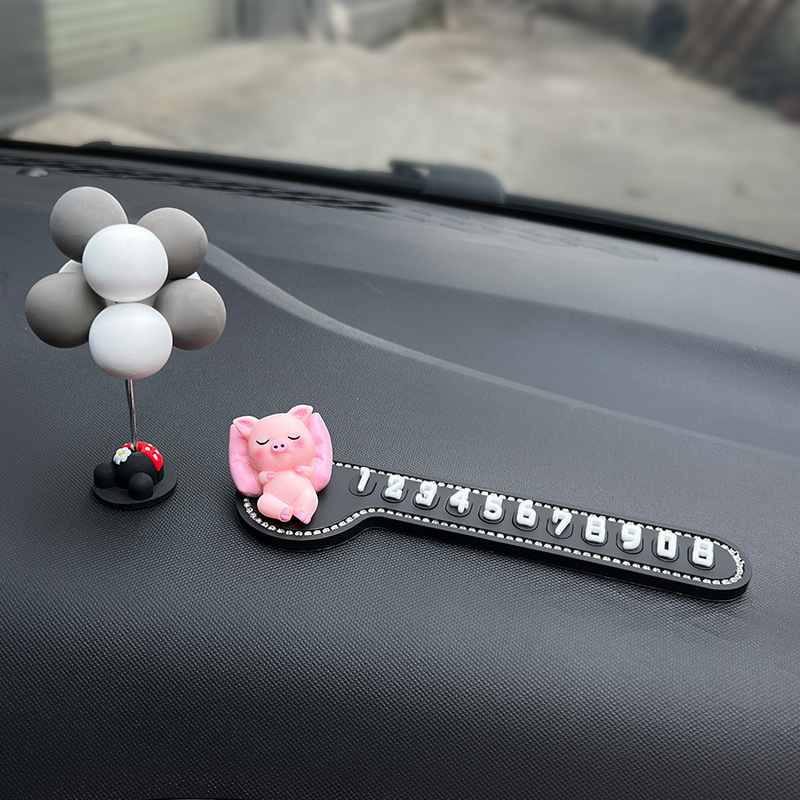 [잠자는 돼지 + 정지 신호 + 회색과 흰색 풍선]