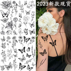 国境を越えてスケッチする花の紋章はスケッチの紋章を貼って紙のバラの花の白黒の花を貼ります。