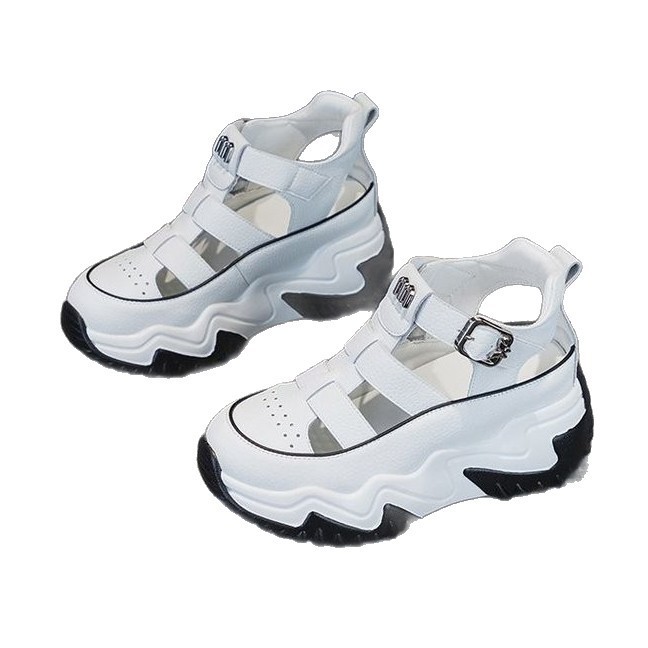 Dad sandalias mujeres verano 2026 nuevo suela suave ligera hueco transpirable altura casual moda versátil zapatos blancos pequeños